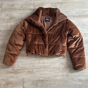 ALO GOLD RUSH RIB VELOUR PUFFER JACKET IN CINNAMON BROWN SIZE SMALL SMALL FLAWS